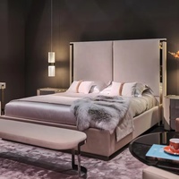Lit Queen Size Moderne de Luxe Italien en Bois Massif et Tissu, Design Personnalisable, Taille et Couleur au Choix, Mobilier de Chambre à Coucher de Luxe Léger
