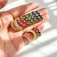 Boucles d'oreilles créoles Huggie plaquées or 18 carats avec zircone cubique et fil pavé coloré pour fêtes et mariages