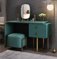 Ensemble de coiffeuse moderne minimaliste en bois massif éclairé avec miroir ovale et tabouret, idéal pour la décoration des chambres d'appartements et d'hôtels