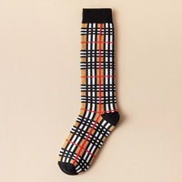 Vente en gros de chaussettes fantaisie en tartan écossais épaisses douces d'hiver confortables chaussettes unisexes en coton pour filles