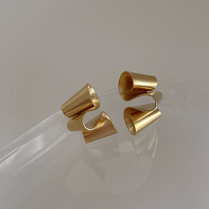 เครื่องประดับแฟชั่นต่างหูแบบมินิมอลแบบไม่สม่ำเสมอต่างหูขัดชุบทอง18K สำหรับผู้หญิง - Product Image 6