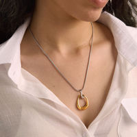 Collier BinShuo en acier inoxydable plaqué or 18 carats, bicolore or et argent, avec pendentif goutte d'eau torsadé et creux, chaîne serpent, cadeau