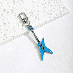 Porte-clés en forme de guitare, mini pendentif en alliage de zinc, accessoire de sac portable, coloré rouge blanc bleu noir - Product Image 3