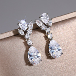 Orecchini Pendenti a Goccia con Zirconi, Eleganti Orecchini Pendenti di Lusso Leggero per Donne - Product Image 1