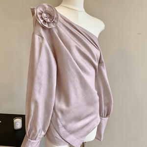 Blusa de Mujer Nat Plus con Estampado Floral de Personajes Dulces, Asimétrica, de Manga Larga, Color Blanco Rosado, Poliéster, Secado Rápido y Transpirable - Product Image 4