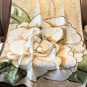 Của Phụ Nữ Lớn Hoa Mô Hình Lụa Polyester Đầu Quấn Khăn Khăn Choàng Ưa Thích Hoa In Mới Bán Buôn Cho Mùa Hè - Product Image 4