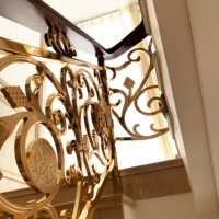Rampe d'escalier de luxe moderne en alliage d'aluminium-magnésium doré, colonne au sol pour villa intérieure, installation sans mesure