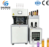 Machine de soufflage PET semi-automatique à 4 cavités à économie d'énergie avec pompe PLC et entraînement par servomoteur pour bouteilles d'eau minérale 2L