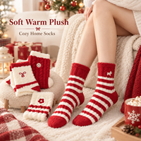 Chaussettes en peluche de Noël pour femmes, épaisses et chaudes en polaire, mi-mollet, rayées rouge et blanc, confortables pour la maison et le sommeil, idéales pour les vacances d'hiver