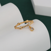 Bague de fiançailles tendance en laiton plaqué or 18 carats avec pendentif en pierre précieuse et breloque en perle pour femme