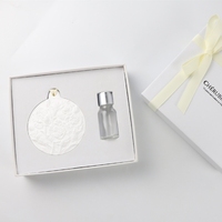 Diffuseur d'huiles essentielles personnalisé en porcelaine en forme de fleur, désodorisant suspendu en céramique parfumée pour armoire, assainisseur d'air en plâtre aromatique