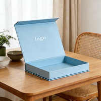 Boîte cadeau rigide pliable de luxe avec logo personnalisé en relief, magnétique, pour l'emballage de vêtements et de cosmétiques, vente en gros