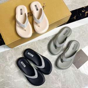 Chaussons d'extérieur chauds en peluche double couche à semelle épaisse avec perles décoratives, couleurs mélangées, pour femme, collection automne-hiver - Product Image 3