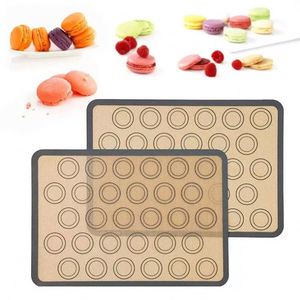 Tapis de cuisson en silicone antiadhésif parfait pour la pâtisserie, la pizza, la fabrication du pain, le roulage de la pâte - Product Image 1