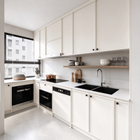 Meubles de cuisine gris clair avec éléments inférieurs en bois grainé, armoires de cuisine modernes sur mesure avec étagère ouverte pour projet de villa