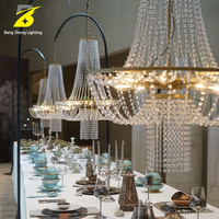 Ensemble de lustres en cristal à pampilles dorées avec support incurvé pour hôtel, taille moyenne, extérieur, bord de lac, mariage, événement de luxe, éclairage décoratif