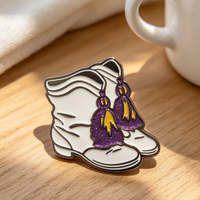 Broches personnalisées en émail métallique, design bottes de sorcière, avec paillettes violettes, pour cadeaux souvenirs