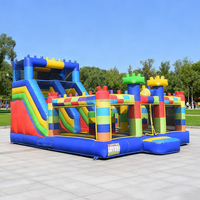 Château gonflable pour enfants avec toboggan et blocs de construction, thème fête de jardin, location usine