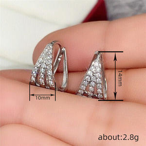 Orecchini a polsino E4207 in oro bianco con diamanti taglio brillante rotondo, incastonatura a canale, gioielli di lusso unisex di alta qualità - Product Image 6