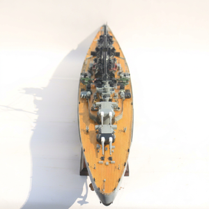 Maquette de navire de guerre allemand Tirpitz en bois, camouflage fait main - Modèle réduit de classe Bismarck de la Seconde Guerre mondiale pour la décoration de la maison ou du bureau - Product Image 1