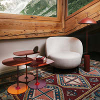 Tables d'appoint contemporaines modernes en verre trempé courbé, trio de tables gigognes à base métallique brillante, pour villas, hôtels et salons.