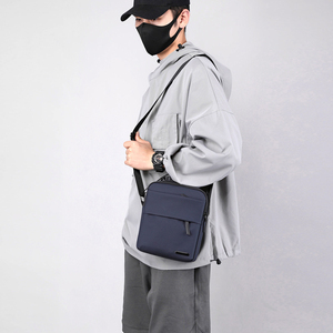 <span class=keywords><strong>Sac</strong></span> à <span class=keywords><strong>bandoulière</strong></span> élégant de haute qualité pour hommes Design décontracté à la mode avec logo personnalisé en nylon durable - Product Image 3