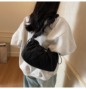 Sac nuage plissé en dentelle <span class=keywords><strong>de</strong></span> style coréen pour femmes, sac bandoulière léger, sac fourre-tout <span class=keywords><strong>de</strong></span> <span class=keywords><strong>sport</strong></span> décontracté <span class=keywords><strong>de</strong></span> grande capacité. - Product Image 5