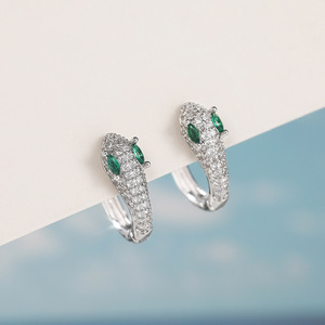Orecchini a polsino Snake Eye Fashion dal design minimalista ed elegante, gioielli da donna per l'uso quotidiano, orecchini di tendenza. - Product Image 1