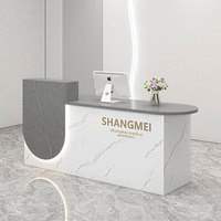 Nouveau comptoir de réception commercial moderne de luxe 2026 en marbre blanc texturé avec éclairage LED incurvé pour cliniques, salons d'esthétique et instituts médicaux