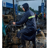 Imperméable de sécurité réfléchissant en PVC pour hommes avec capuche, idéal pour la sécurité routière, la construction et les équipes de travail en extérieur