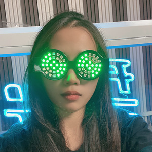 Lunettes LED à changement de couleur, monture en plastique surdimensionnée, style original pour les clubs, les concerts, Halloween, les bars, les jeunes de 15 à 35 ans - Product Image 2