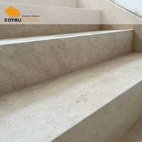 Escalier en marbre travertin poli sur mesure Cotrustone, dalles et marches pour hôtel, villa, design intérieur