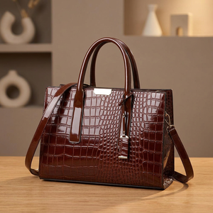 Bolso de Mano Tipo Clutch de Cuero Genuino para Mujer, Diseño de Cocodrilo, Hecho a Mano en India, Exportación Directa, Marca Personalizada, con Cierre, para el Día de San Valentín - Product Image 1