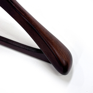 Top Grade Sang Trọng Bằng Gỗ Áo Móc Áo Với Móc Kim Loại Biểu Tượng Tùy Chỉnh Vai Rộng Phù Hợp Với Móc Không Gian Tiết Kiệm Cho Tủ Quần Áo Phòng Tắm - Product Image 3