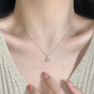 Collar con Colgante de Trébol de Diamantes Completos en Plata de Ley S925 Yongzhan Ye, Diseño de Nicho Femenino de Alta Gama, Colgantes Finos y Elegantes - Product Image 4