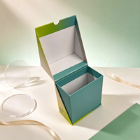 Boîte cadeau rigide en papier avec dégradé turquoise personnalisé, finition mate, impression de marque et insert pour emballage cadeau de cosmétiques et de parfums