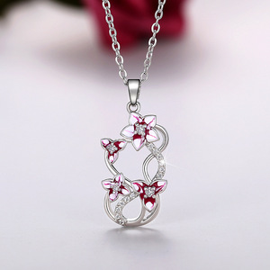 Collana con Ciondolo a Farfalla e Fiore per Donne, Gioielli di Moda con Motivo Floreale di Fiori di Prugno - Product Image 1