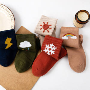 शीतकालीन थर्मल मोटी मोजे फैशनेबल डिजाइन मौसम पैटर्न चालक दल के नीचे बादल सूरज स्नोफ्लेक इंद्रधनुष मोजे - Product Image 3