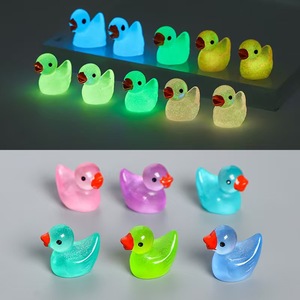 Figurine d'animal miniature colorée en forme de canard pour enfants, décoration suspendue en résine, ornement miniature 3D en résine - Product Image 1