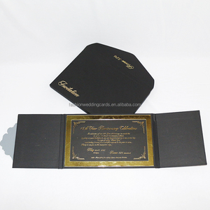 Biglietto d'Invito Personalizzato di Alta Gamma con Copertina Rigida Nera Pieghevole e Fibbia Intagliata in Acrilico Specchiato Dorato - Product Image 4