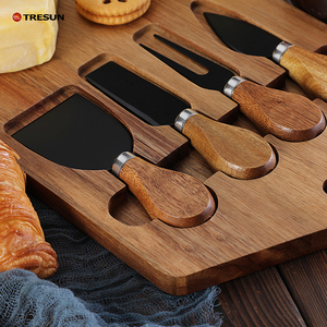 Planche à fromage en bois d'acacia de forme carrée personnalisée pour la cuisine, vente en gros, avec 4 couteaux - Product Image 2