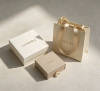 Sacs cadeaux en papier gaufré de luxe avec logo personnalisé, sacs shopping gaufrés avec ruban gros-grain pour emballage de marque haut de gamme