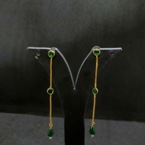 Boucles d'oreilles pendantes longues en chaîne plaquées or avec cristaux verts et pierres multiples en forme de goutte, bijoux fantaisie glamour pour femmes, vente en gros - Product Image 1