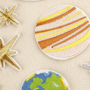 Patch brodé universel corps céleste coloré à appliquer à chaud, fabricant sur mesure de patchs en dentelle en gros - Product Image 4