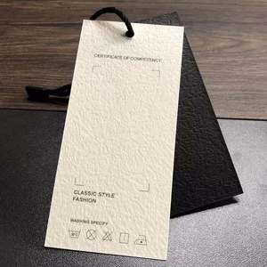 Étiquettes suspendues gaufrées en papier recyclé de haute qualité, design tendance pour vêtements et chaussures, logo personnalisable, étiquettes cadeaux avec cordon - Product Image 4