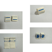 Étiquettes de vêtements personnalisées tissées écologiques et durables, étiquettes suspendues en satin, étiquettes en polyester gaufré pliées au centre, réutilisables, avec logo de marque imprimé