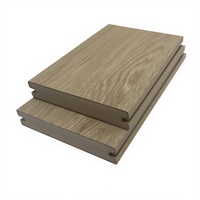 Terrasse en PVC composite de luxe moderne 2026, aspect bois véritable, installation par clips double verrouillage, étanche et antidérapante, pour jardin et extérieur