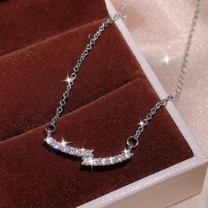 Collana con Pendente Placcato in Oro Bianco con Diamanti Bianchi Incastonati a Canale, Catena a Maglia Quadrata, Gioiello di Lusso per Uso Quotidiano Femminile - Product Image 1