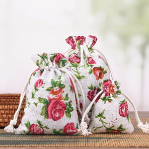 Pochette à cordon en coton biologique imprimée de fleurs avec motif de dessin animé, sacs cadeaux pour fêtes, Noël, anniversaires, famille et bijoux - Product Image 3