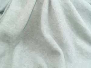 Commercio all'ingrosso caldo morbido 100% poliestere Mix grigio Melange tessuto in pile polare per giacca coperta pantaloni del divano coperta